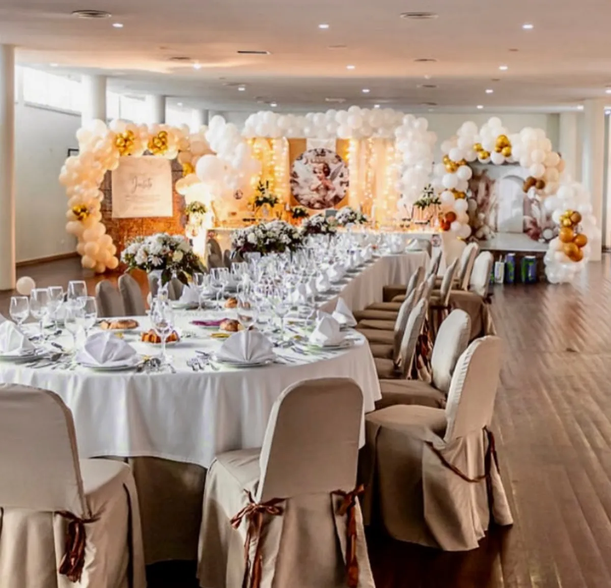 Salão de eventos do Hotel Ílhavo Plaza preparado para banquete