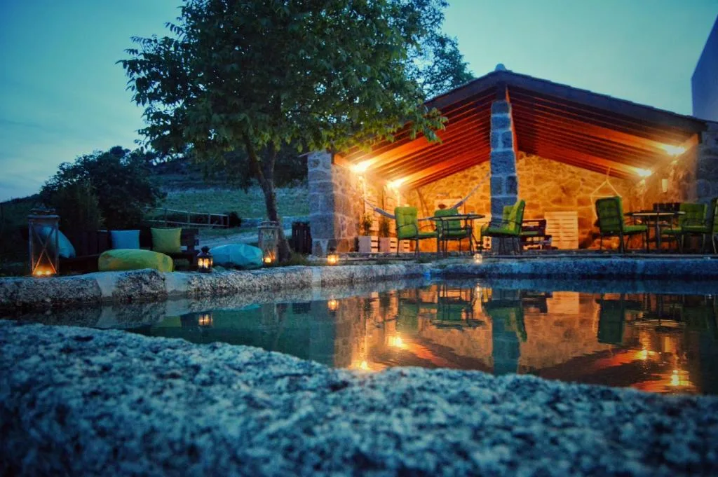 Piscina da Quinta Vale da Prata ao anoitecer