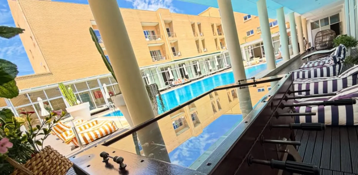 Piscina exterior do Ílhavo Plaza com espreguiçadeiras e palmeiras