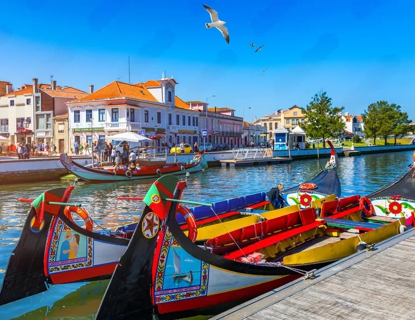 Moliceiros coloridos atracados no canal central de Aveiro