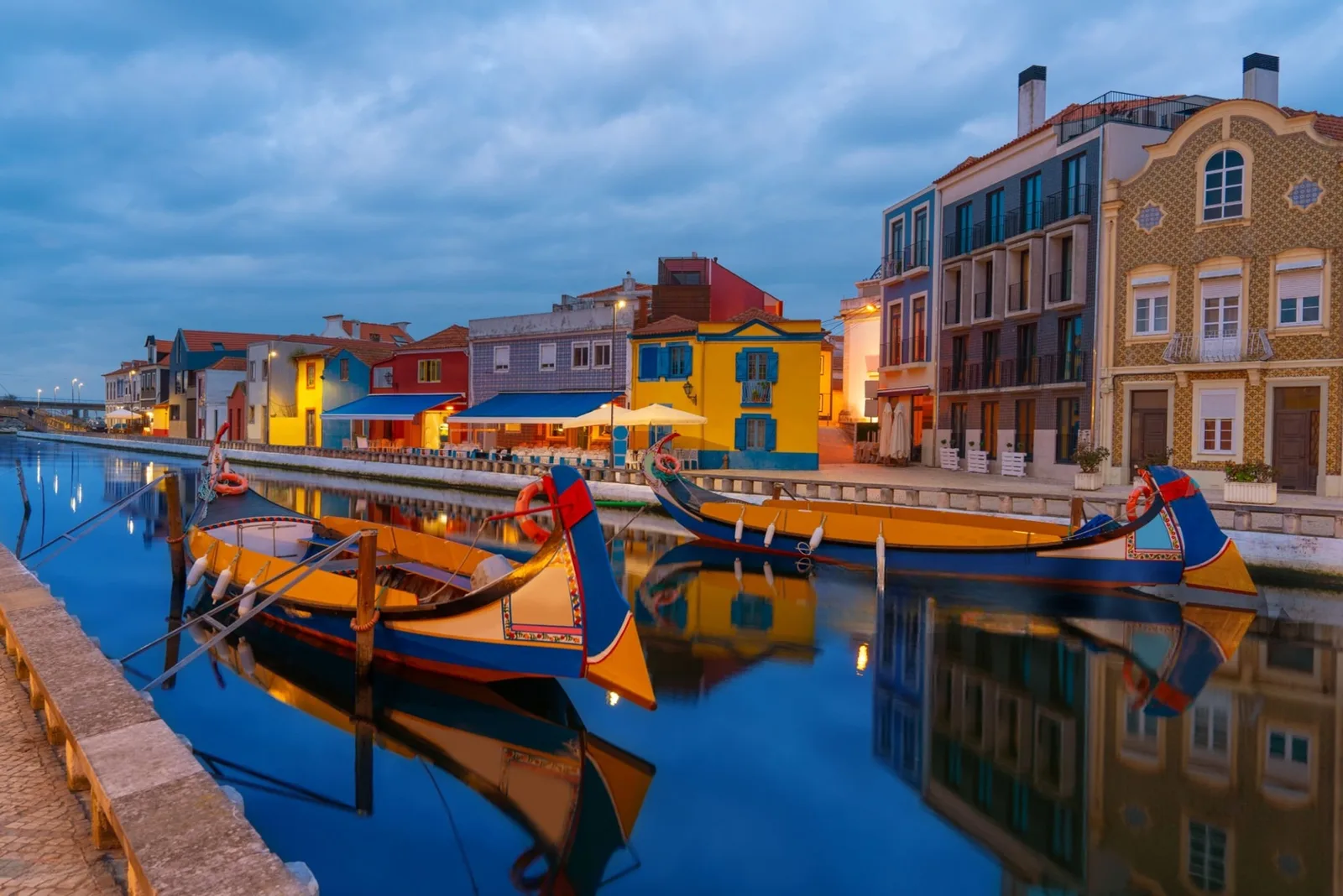 Casas coloridas refletidas na ria de Aveiro ao anoitecer